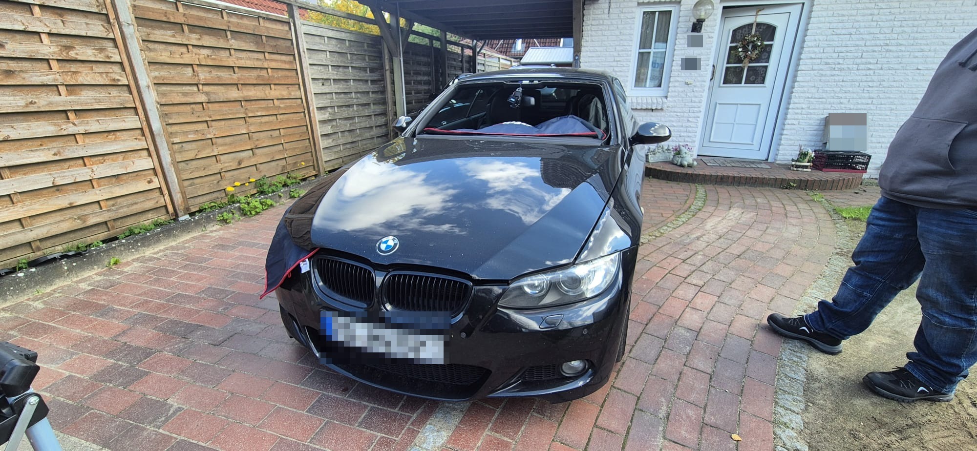 BMW mit deutlichem Steinschlag und Riss in der Windschutzscheibe